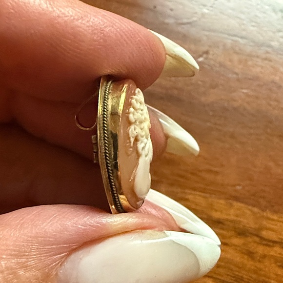 Hand Crafted Gold Vintage Cameo  (pendant folds down) Perfect Christmas Gift! - Picture 5 of 6